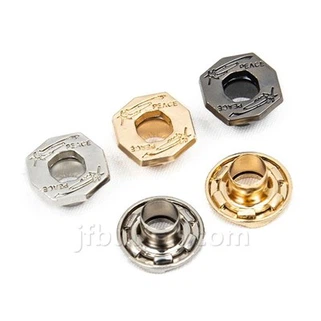 Velké kovové průchodky na závěsy