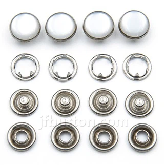 Bílé perleťové zapínání