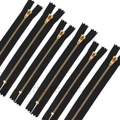Černý a zlatý zip
