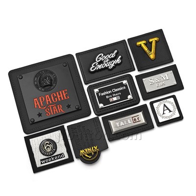 Černá kožená náplast s kovovým logem