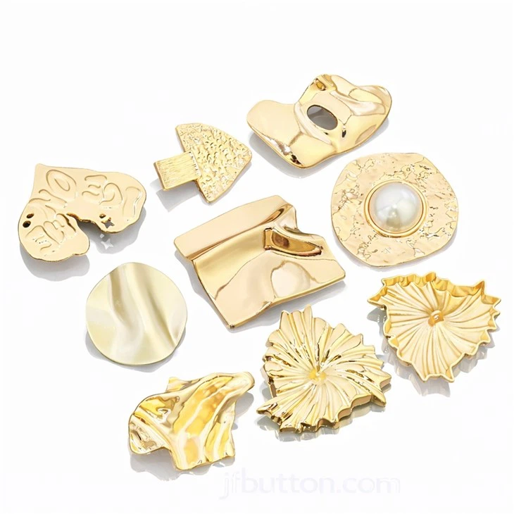 Kovová tlačítka v moderním stylu