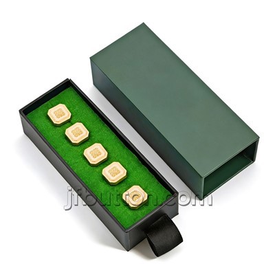 Pozlacené hřebíky Baju Melayu